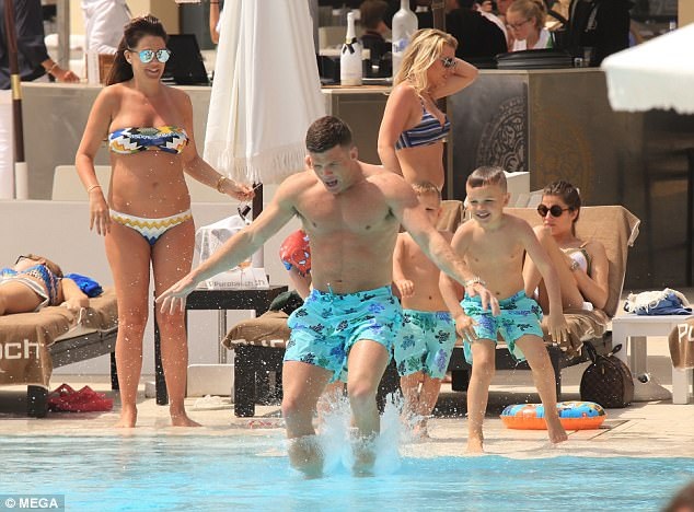 Hoa hậu bị tước vương miện hạnh phúc bên bạn trai - 8
3 nhóc tỳ của cô cũng mơ có 1 em bé gái