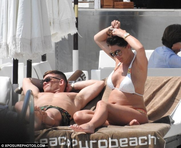 
Danielle rạng nời nói thêm, mong muốn lớn nhất của cô và bạn trai là con chào đời khỏe mạnh. Michael rất hồi hộp chờ đứa con đầu lòng của anh ấy và nếu có đứa con trai thứ 4, có thể tôi sẽ cố gắng sinh lần thứ 5 để mong có con gái.
