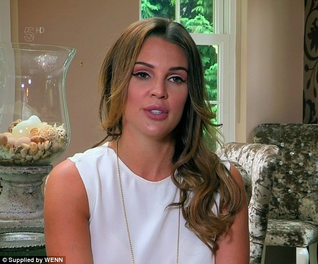 Danielle Lloyd: Nâng ngực khiến hôn nhân rạn nứt - 1
Danielle Lloyd trả lời phỏng vấn trên truyền hình.