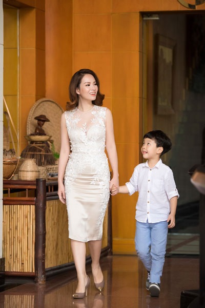 Ngắm hai nhóc tì siêu dễ thương nhà Đan Lê, Lưu Hương Giang - 2 Đi cùng Đan Lê là con trai Khải Minh. Cậu bé càng lớn càng đẹp trai giống bố, đạo diễn Khải Anh.