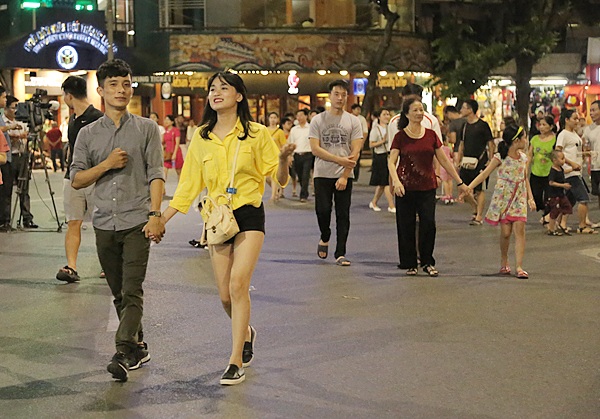 Hà Nội: Có thể bêu tên người ăn mặc hở hang, phản cảm nơi công cộng - 1 Hà Nội khuyến cáo người dân ăn mặc lịch sự, phù hợp hoàn cảnh ở nơi công cộng (Ảnh: Hồng Minh)