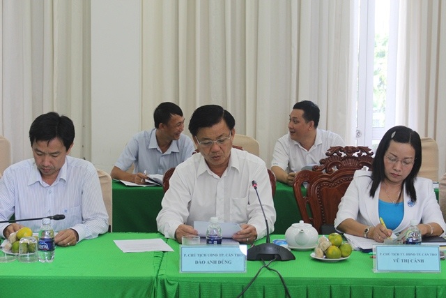 Nhập nhèm dự án BOT? - 1
Ông Đào Anh Dũng - Phó Chủ tịch UBND TP Cần Thơ (giữa) - cho rằng các dự án BOT đang có sự nhập nhèm.