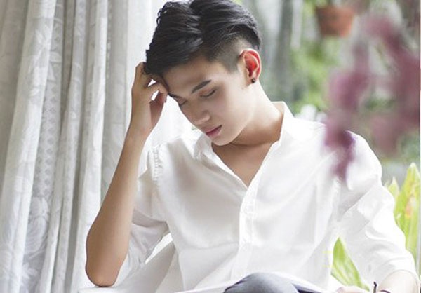 Mỹ Lệ bức xúc đàn em “thủ đoạn”; Ngọc Hân xuất hiện sau tin đồn kết hôn - 3 Liên hệ với Đào Bá Lộc về những ồn ào gần đây, nam ca sĩ cho biết, anh không quan tâm những gì người ta phán xét về mình bởi tất cả chỉ là những kỷ niệm mà anh muốn chia sẻ. Theo nam ca sĩ, hiện tại cuộc sống của anh đang bình yên bên hạnh phúc mới. Nam danh hài kia cũng đã có gia đình êm ấm khiến bao người mơ ước. Nếu như có một ngày gặp lại nhau, Đào Bá Lộc vẫn sẽ vui vẻ, chào hỏi bình thường.