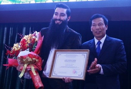 Đạo diễn phim Kong chính thức là Đại sứ Du lịch Việt Nam - 1 Đạo diễn phim Kong nhận quyết định Đại sứ Du lịch Việt Nam nhiệm kỳ 2017 - 2020. Ảnh: TT.