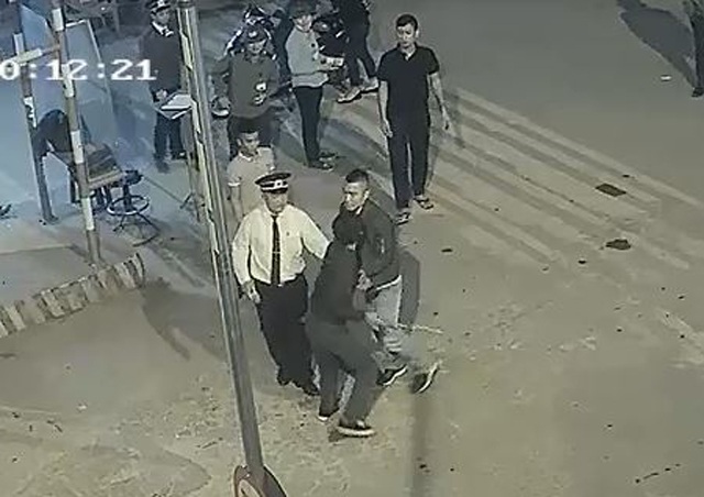 Không được bắt khách trước cổng, phụ xe đòi “xử” nhân viên bến xe - 1 Cao Đức Hòa cầm hai thanh mã tấu la hét, đòi tìm nhân viên bến xe Vinh để nói chuyện (ảnh cắt từ clip).