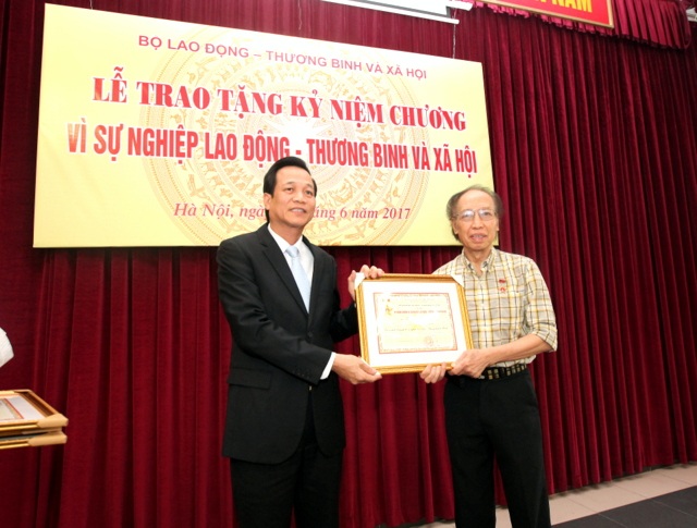 “Nhiều nhà báo viết về ngành LĐ-TB&XH bằng cả trái tim và lòng nhiệt huyết” - 1
Bộ trưởng Đào Ngọc Dung (bên trái) tặng Kỷ niệm chương tới Tổng Biên tập Báo điện tử Dân trí Phạm Huy Hoàn (Ảnh: Mạnh Dũng)
