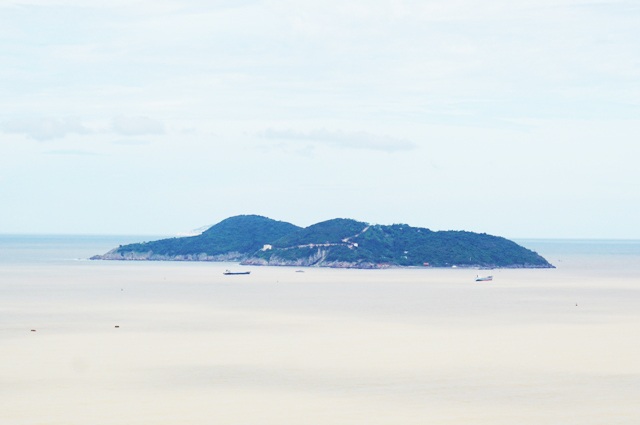 Vụ chìm tàu than: Huy động 2 đội thợ lặn tìm kiếm số thuyền viên còn lại - 1 Vùng biển đảo Ngư, nơi tàu VTB26 bị chìm trong cơn bão số 2 rạng sáng ngày 17/7/2017