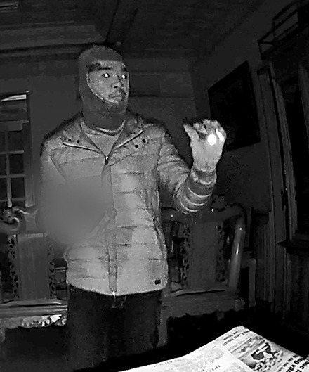 Sau khi đột nhập vào căn hộ, kẻ đạo trích tay cầm đèn pin bắt đầu đi lục lọi đồ đạc.