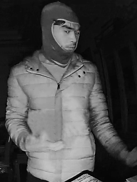 
Đối tượng cao khoảng 1,7m, có lông mày rất rậm.
