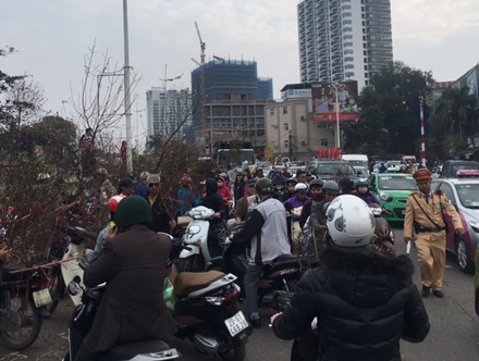 Nguyên nhân chính của việc ùn tắc giao thông này là do người dân bày bán hoa dưới lòng đường.