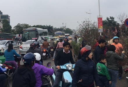Hà Nội: Đổ xô tới chợ hoa Nhật Tân "phút chót", đường tắc cục bộ - 2