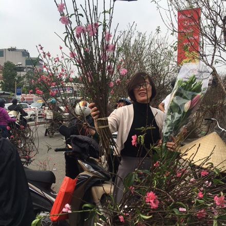 Hà Nội: Đổ xô tới chợ hoa Nhật Tân "phút chót", đường tắc cục bộ - 5