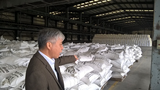 Cận cảnh những nhà máy phân bón thua lỗ nghìn tỷ đồng của Vinachem - 14 Theo lãnh đạo DN này, kể từ khi Chính phủ, các bộ, ban ngành đưa họ vào diện kiểm soát đặc biệt, họ rất khó khăn trong tìm kiếm bạn hàng, gia hạn các hợp đồng mới. Một số Ngân hàng thương mại là đối tác không tiếp tục cho vay vốn để duy trì sản xuất, trong khi giá phân DAP đang tăng, cơ hội vực dậy của nhà máy đang rõ nét.