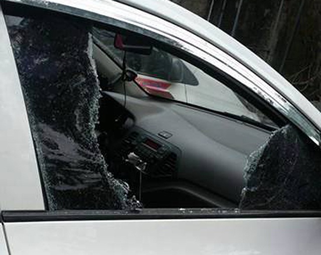 Lợi dụng sự sơ hở của người dân, Hoàng dùng búa đinh đập vỡ cửa kính và lấy đi nhiều tài sản có giá trị.