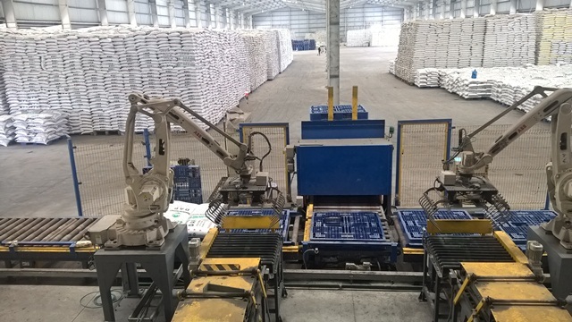Các chuyên gia kinh tế hàng đầu “hiến kế” chính sách công nghiệp quốc gia - 1
Nhiều nhà máy công nghiệp hiện vẫn đang sản xuất nhưng chịu cảnh thua lỗ, giống như Nhà máy Đạm Lào Cai. Ảnh: Nguyễn Tuyền