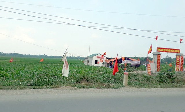 Cán bộ vô cảm trong việc chứng tử và Thiếu tá tình báo 6 lần bị cưa chân - 6 Ngày 25/7, Hà Nội chính thức công bố kết luận đất Đồng Tâm (huyện Mỹ Đức). Nội dung kết luận nêu rõ toàn bộ diện tích đất sân bay Miếu Môn thuộc địa giới hành chính xã Đồng Tâm là đất quốc phòng. Thanh tra thành phố kiến nghị thu hồi ngay đất san bay Miếu Môn bị chiến trái phép. (Ảnh: Quang Phong)