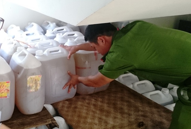 Mỗi ngày, cơ sở của Tuấn cung ứng cho các nhà hàng, quán ăn trên địa bàn thành phố Vinh khoảng 500 lít dầu ăn