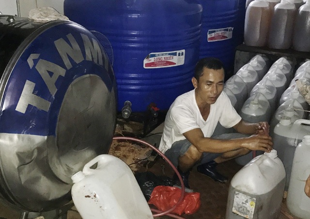 Nguyễn Quốc Tuấn bị bắt quả tang khi đang chiết dầu ăn không rõ nguồn gốc xuất xứ sang can nhựa dán nhãn dầu ăn có thương hiệu