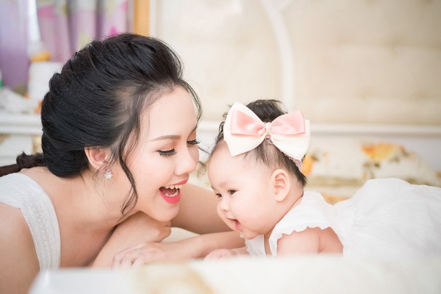 Minh Vượng bật mí chuyện yêu đương, bộ 3 HLV The Face bị "ném đá" - 12 Được biết, mùa hè năm ngoái, Top 5 Hoa hậu Việt Nam 2008, Hoa hậu Thân thiện Đậu Thị Hồng Phúc đã lên xe hoa với doanh nhân Quang Minh. Vợ chồng cô đón con gái đầu lòng vào tháng 12/2016. Nàng công chúa nhỏ được đặt tên là Đặng Quỳnh Nga, tên thân mật là Pumpkin (Bí Ngô). Hiện tại, khi con gái đã hơn 5 tháng tuổi, Hồng Phúc nhanh chóng trở lại với công việc biên tập và MC truyền hình.