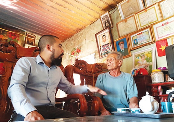 
Nhà báo Nguyễn Anh Thế trao đổi với thương binh Lê Văn Dinh trong loạt bài điều tra“Số phận đau đớn của người thương binh hơn 20 năm đi đòi đất tại Bắc Giang”.
