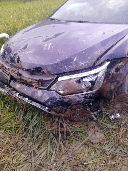 Khởi tố tài xế xe Camry đâm 3 học sinh tử vong - 1
Chiếc xe Camry lao xuống ruộng sau khi gây tai nạn nghiêm trọng.