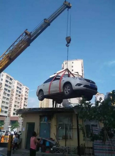 Đậu chắn lối đi, xe ô tô... bị cẩu lên nóc nhà - 1
Ban quản lý khu nhà đã thuê xe cẩu để đưa chiếc xe đặt lên nóc.