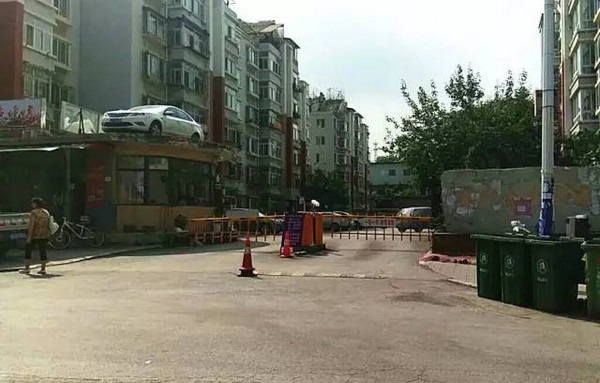 Đậu chắn lối đi, xe ô tô... bị cẩu lên nóc nhà - 2 Đậu chắn lối đi, xe ô tô... bị cẩu lên nóc nhà - 2
