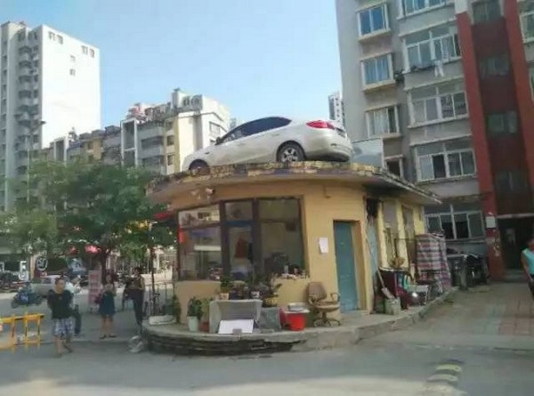 Đậu chắn lối đi, xe ô tô... bị cẩu lên nóc nhà - 3
Chiếc xe “yên vị” trên nóc nhà
