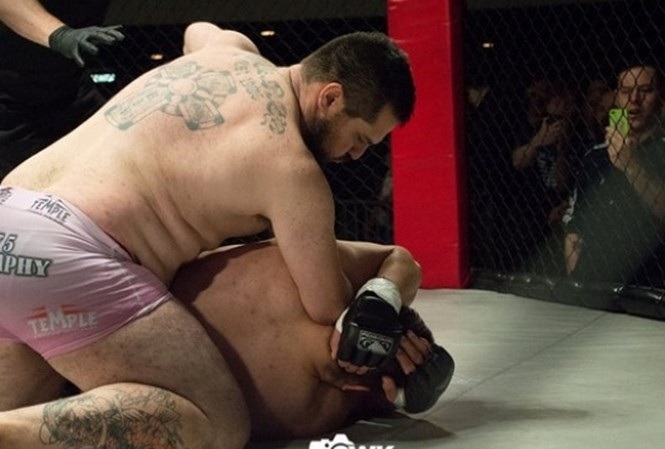 “Dị nhân” cụt tay MMA hạ knock-out đối thủ sau… 11 giây - 1 Dave Llewellyn hạ gục đối thủ chỉ sau 11 giây