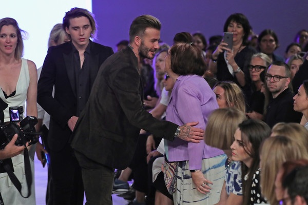 David Beckham - người chồng, người cha tận tụy - 7
David Beckham không bao giờ vắng mặt trong các buổi trình diễn BST thời trang mới của vợ. Mỗi khi xuất hiện, David Beckham đều thân thiện chào hỏi các khách mời