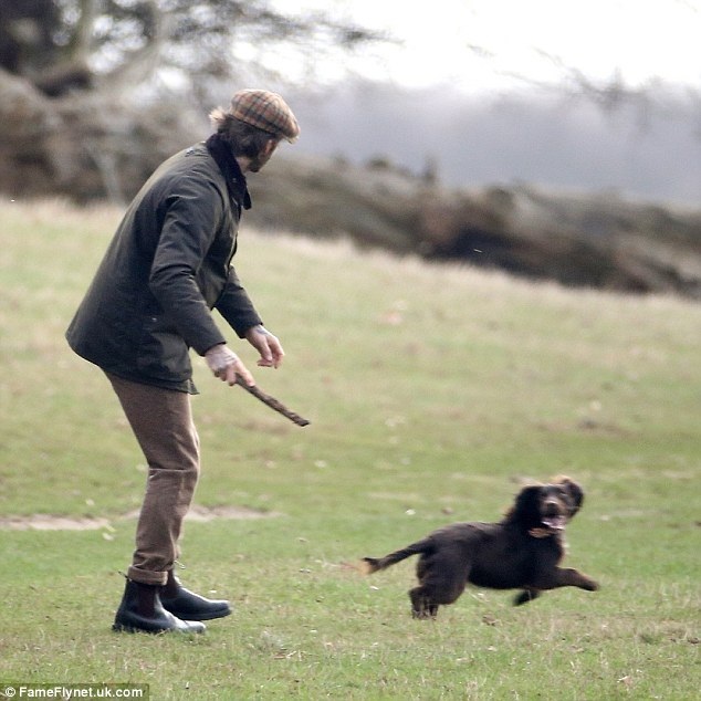David Beckham - người chồng, người cha tận tụy - 2
Danh thủ bóng đá một thời giờ hài lòng với cuộc sống bình dị, được làm những việc đơn giản mà ngày xưa, khi mải mê thi đấu, anh không có thời gian thực hiện