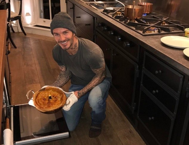David Beckham - người chồng, người cha tận tụy - 3
David Beckham hỗ trợ vợ rất nhiều trong việc đưa đón con đi học hàng ngày, anh cũng có thể vào bếp nấu ăn, làm bánh