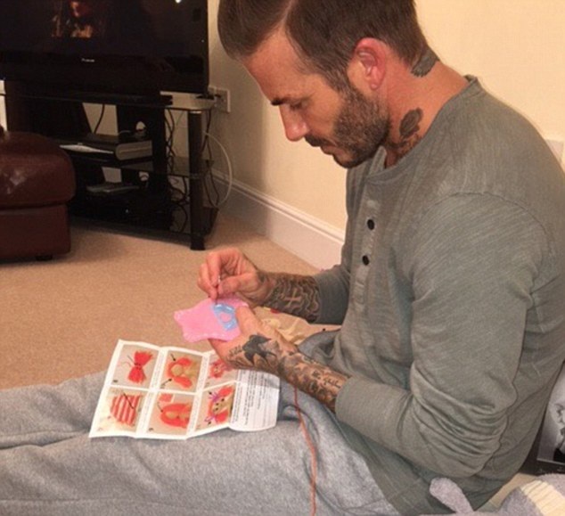David Beckham - người chồng, người cha tận tụy - 4
Rất yêu chiều con gái út Harper, David còn dành thời gian cùng con khâu vá quần áo cho búp bê