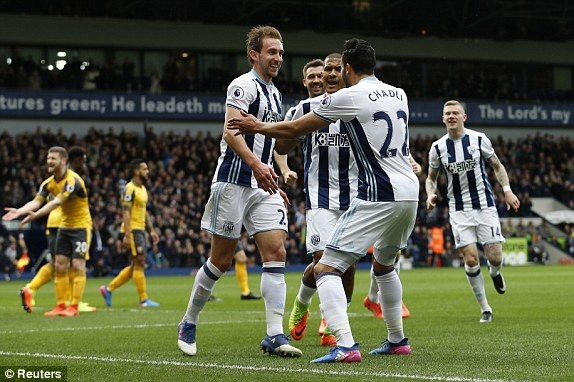 West Brom 3-1 Arsenal: Trái đắng cho Wenger - 5
Niềm vui của Dawson (trái) sau khi ghi bàn vào lưới Arsenal
