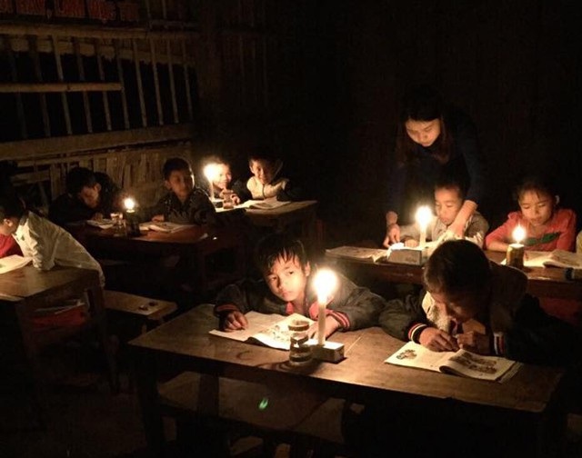 Hình ảnh xúc động về thầy cô giáo vùng cao xứ Nghệ - 5
Bản Minh Thành (xã Lượng Minh, Tương Dương) chưa có điện lưới. Nhiều phụ huynh chưa thực sự quan tâm đến sự học của con hoặc không thể hướng dẫn cho con học thêm ở nhà. Bởi vậy, sau thời gian chính khóa, vào buổi tối, các giáo viên vận động học sinh đến lớp, thắp nến hướng dẫn thêm cho các em. Họ tự bỏ tiền túi mua nến, chế đèn dầu lấy ánh sáng cho học sinh học hoặc vận động thêm sự hỗ trợ từ gia đình các em. (Ảnh: Vi Mơ)