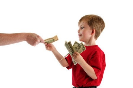 Độ tuổi nào thích hợp để dạy con về tiền? - 1
Ở Mỹ, trong chương trình học mẫu giáo, nhà trường đã giới thiệu cho các con về tiền.