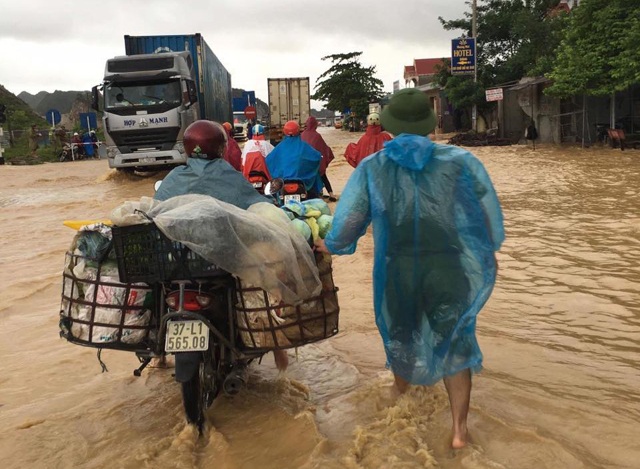 Công an dùng xe chuyên dụng giúp dân vượt vùng nước ngập - 9
Công an thị xã Hoàng Mai giúp người dân qua vùng ngập sâu trên quốc lộ 1