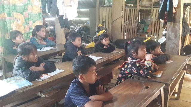 Khởi công xây dựng công trình phòng học Dân trí tại Điện Biên - 1
Phòng học tạm bợ ở nhà dân của các em học sinh điểm trường Hua Mức 1, trường tiểu học Pú Xi, huyện Tuần Giáo, tỉnh Điện Biên sau khi trường chính đã bị sập do giông lốc, mưa gió