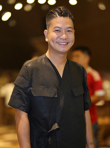 Nghệ sĩ lên tiếng về bất cập trong quy định về thời hạn giấy phép biểu diễn - 4 Đạo diễn Ngọc Hùng là người đã góp phần thành công không nhỏ cho sân khấu kịch thành phố với định hướng phát triển tươi mới cho sân khấu kịch Thế giới trẻ và có được chỗ đứng trong lòng công chúng dù sinh sau đẻ muộn