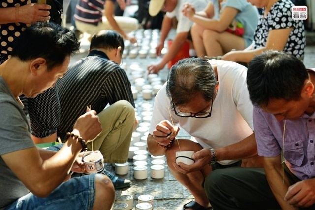 Đến làng chọi dế: Nơi những “đấu sỹ” dế có thể bán giá hàng chục triệu - 3 Đến làng chọi dế: Nơi những “đấu sỹ” dế có thể bán giá hàng chục triệu - 3