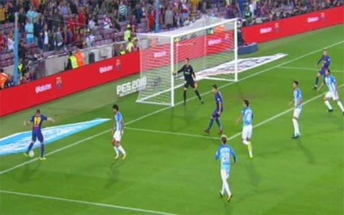 Tranh cãi gay gắt xung quanh “bàn thắng ma” của Barcelona vào lưới Malaga - 1 Bóng đã đi ra ngoài sân trước khi Digne thực hiện đường chuyền cho Deulofeu