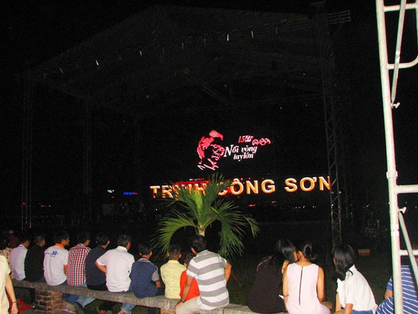 Vì sao ca khúc nổi tiếng “Nối vòng tay lớn” chưa được cấp phép? - 2 Đêm nhạc Nối vòng tay lớn kỷ niệm 15 năm mất của nhạc sĩ Trịnh Công Sơn diễn ra ở Huế năm ngoái.