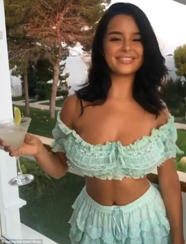 "Tình cũ" Rapper gốc Việt liên tục tung ảnh nóng - 6
Demi Rose thừa nhận cô yêu cuộc sống xa hoa mới có của mình