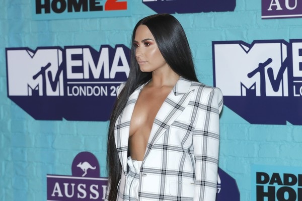 Demi Lovato diện áo không nội y trên thảm đỏ EMA - 1
Demi Lovato bốc lửa trên thảm đỏ lễ trao giài MTV Châu Âu 2017