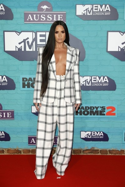 Demi Lovato diện áo không nội y trên thảm đỏ EMA - 2
Ca sỹ người Mỹ là khách VIP của sự kiện này