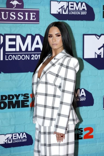 Demi Lovato diện áo không nội y trên thảm đỏ EMA - 4
Ca sỹ 9X biểu diễn 2 bài hit Sorry Not Sorry và Tell Me You Love Me trên sân khấu
