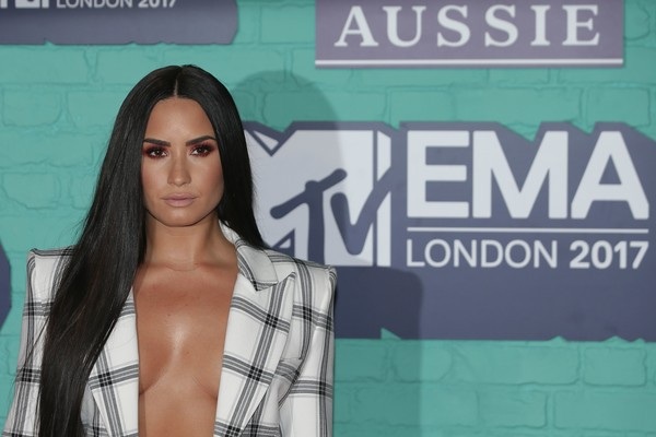 Demi Lovato diện áo không nội y trên thảm đỏ EMA - 6 Demi Lovato diện áo không nội y trên thảm đỏ EMA - 6