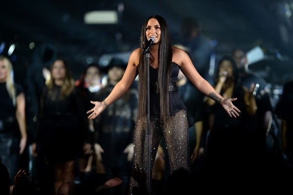 Demi Lovato diện áo không nội y trên thảm đỏ EMA - 9
Demi đã có 1 buổi diễn khác tại Anh cách đây 1 ngày