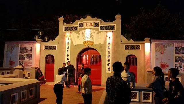 Người dân cả nước hân hoan trong phút giao thừa - 102
Cầu Thê Húc, đền Ngọc Sơn - trái tim của Hồ Gươm thêm một lần bước qua thời khắc thiêng liêng chuyển giao năm cũ sang năm mới.