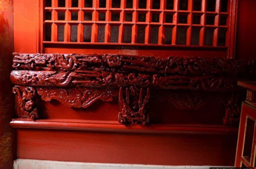 Hà Nội “tuýt còi” việc sơn sửa loè loẹt ở đền Phù Đổng - 2
Nhiều nhà nghiên cứu gọi việc trùng tu một số hạng mục ở đền Phù Đổng là tội ác.